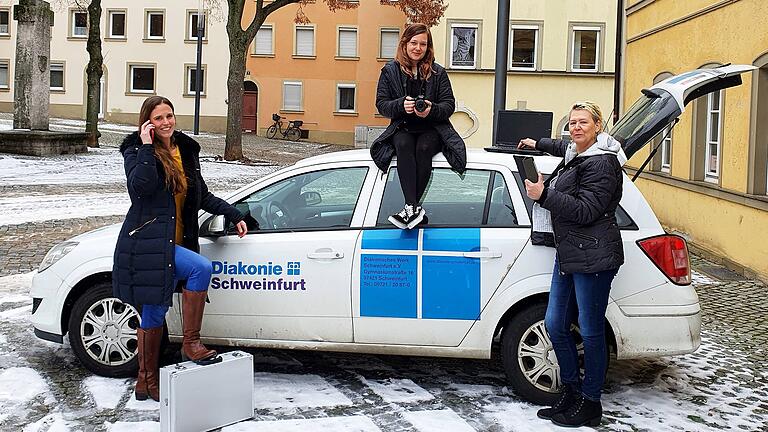 Mit dem Medienmobil unterwegs, von links: Christiane Fellows, Gloria Mac Lachlan und Conny Hüntink. Mit dem Medienmobil unterwegs, von links: Christiane Fellows, Gloria Mac Lachlan und Conny Hüntink.