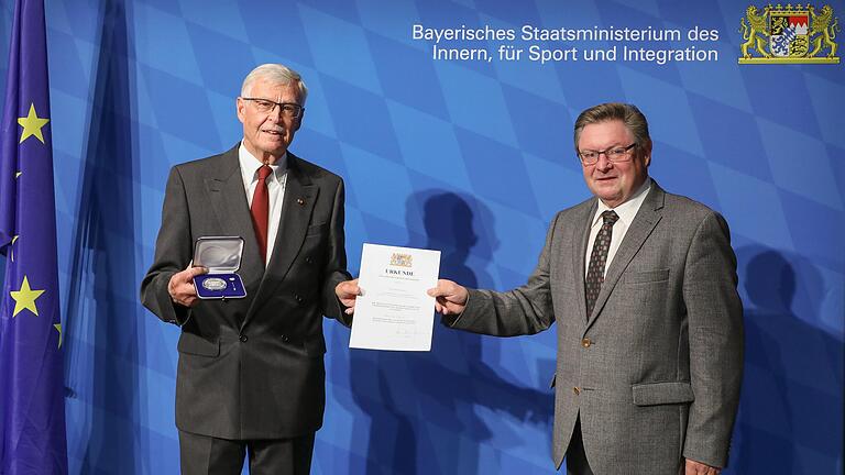 Hartmut Bräuer (links) wurde in Veitshöchheim von Staatssekretär Gerhard Eck mit der Kommunalen Verdienstmedaille ausgezeichnet.