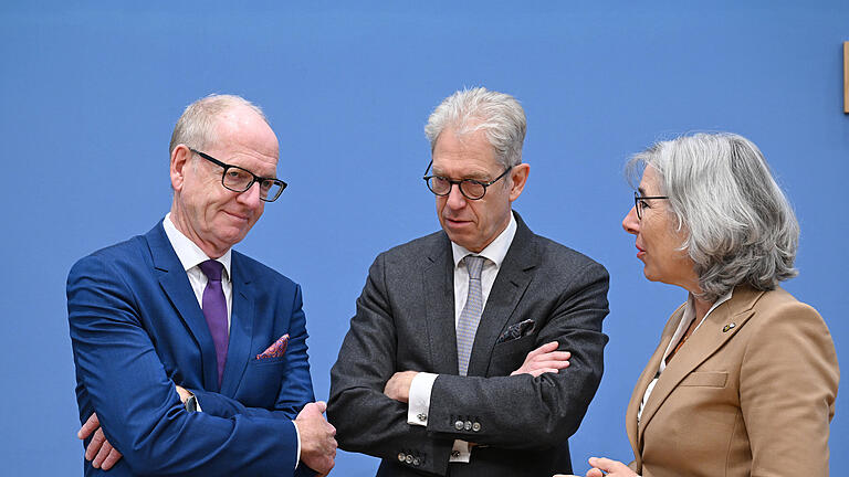 Pressekonferenz zur Situation von Kassenärzten und Apothekern.jpeg       -  Martin Hendges (links), Chef der Kassenzahnärztlichen Bundesvereinigung (KZBV), Andreas Gassen, Chef der Kassenärztlichen Bundesvereinigung (KBV), und Gabriele Regina Overwiening, Präsidentin der Bundesvereinigung Deutscher Apothekerverbände (Abda), warnen vor Lauterbachs Sparkurs.