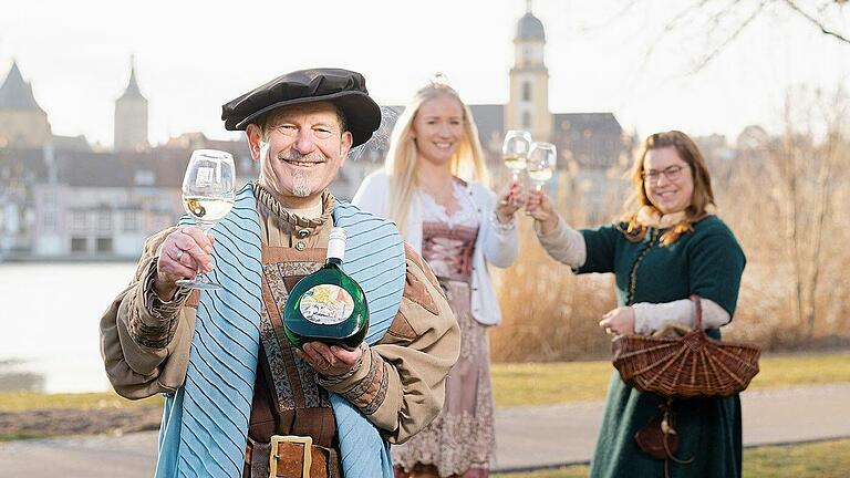 Nicht alles ist digital bei der Tourismus-Werbung. Die Figur des Hofrats (Walter Vierrether), der jährlich neu gewählte Gästeführerwein, die Prinzessinnen als Symbolfiguren für Wein und Gartenbau gehören genauso dazu.