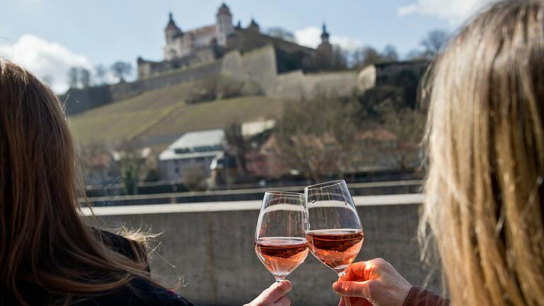 Die Gästeführungen in Würzburg starten in die neue Saison. Neu 2024: Hop-On-Hop-Off-Bustouren.