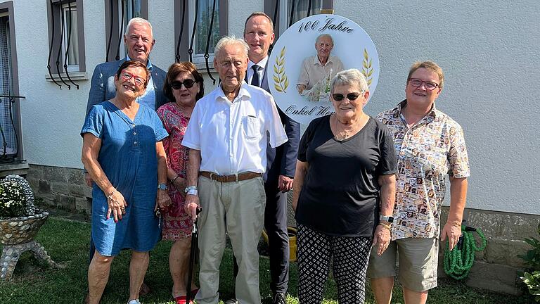 Jubiläumsfeier in Haßfurt: Wohlbehütet wohnt der 100-Jährige alleine in seiner Wohnung. Hintere Reihe: Bürgermeister Günther Werner (links) und Michael Ziegler, stellvertretender Landrat des Landkreises Haßberge.