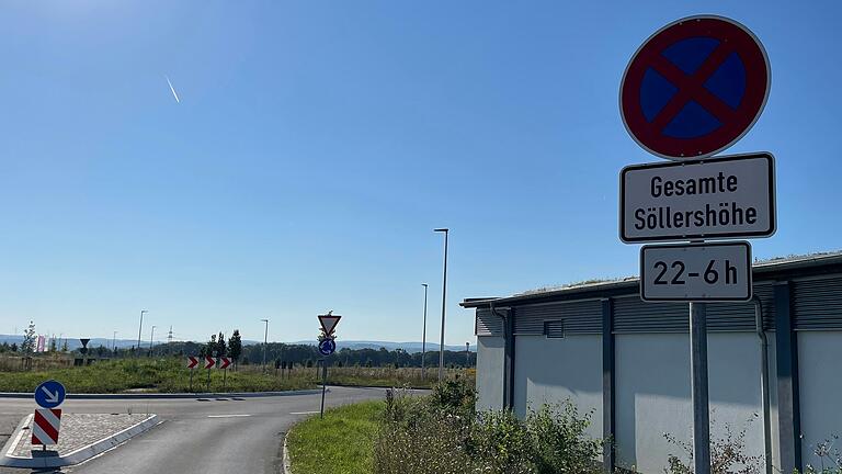 Halteverbot im Gewerbegebiet: Um nächtliches Wildparken von Lastwagen zu verhindern, stehen in den Altfelder Gewerbegebieten Schlossfeld und Söllershöhe Halteverbotsschilder. Halteverbot im Gewerbegebiet: Um nächtliches Wildparken von Lastwagen zu verhindern, stehen in den Altfelder Gewerbegebieten Schlossfeld und Söllershöhe Halteverbotsschilder. 
