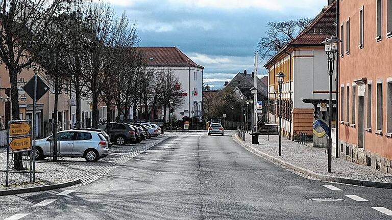 Autos statt Menschen: Die B 19 zerschneidet die Giebelstadter Ortsmitte. Ein zentraler Treffpunkt, an dem sich Alt und Jung begegnen können steht deshalb bei der Erarbeitung eines städtebaulichen Entwicklungskonzepts ganz oben auf der Wunschliste.