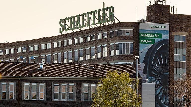 Die Schweinfurter Industriebetriebe, hier stellvertretend das Schaeffler-Werk in der Georg-Schäfer-Straße, stehen in Sachen Elektromobilität vor großen Herausforderungen.