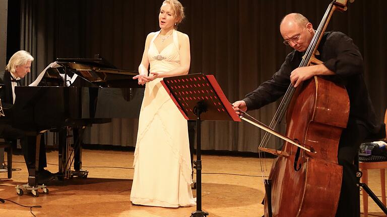 „Karlstadter Kammerkonzerte“ im Historischen Rathaus mit der Sopranistin Eilika Wünsch, dem Pianisten Bernhard Wünsch und Stefan Adelmann am Kontrabass.