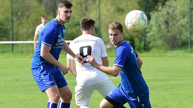 Marcel Dittmann (rechts, der Torschütze zum 1:1) und Elias Werner (links) können dem Ball nur hinterherblicken. Nach der 1:5-Heimniederlage gegen den TSV Eßleben steht der Abstieg des TSV Trappstadt aus der Bezirksliga Ost fest.&nbsp;