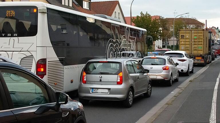 Lange Staus zu den Stoßzeiten: Auf der Umleitung in Oberndorf bleibt der Verkehr von Bergrheinfeld aus kommend bis weit in die Schweinfurter Ernst-Sachs-Straße hinein stecken.