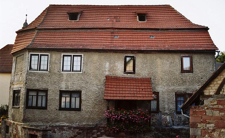 So sah das Anwesen vor der Außenrenovierung 2004 aus. So sah das Anwesen vor der Außenrenovierung 2004 aus.