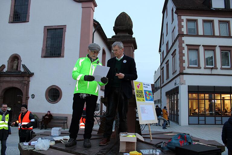 Redner und Gründer des Bündnisses 'TBBbleibtbunt' Frank Schwartz und Leonhard Haaf