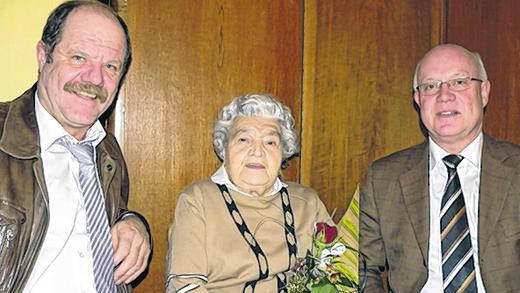 Von Bürgermeistern umrahmt nahm Hermine Köhler die Glückwünsche zum 90. Geburtstag entgegen (von links): Schwiegersohn Wolfgang Küber, Hermine Köhler und Bürgermeister Franz Schüßler.