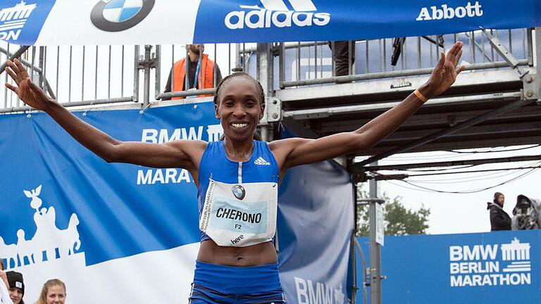 Gladys Cherono       -  Die Kenianerin Gladys Cherono aus Kenia freut sich nach ihrem Sieg in Berlin.