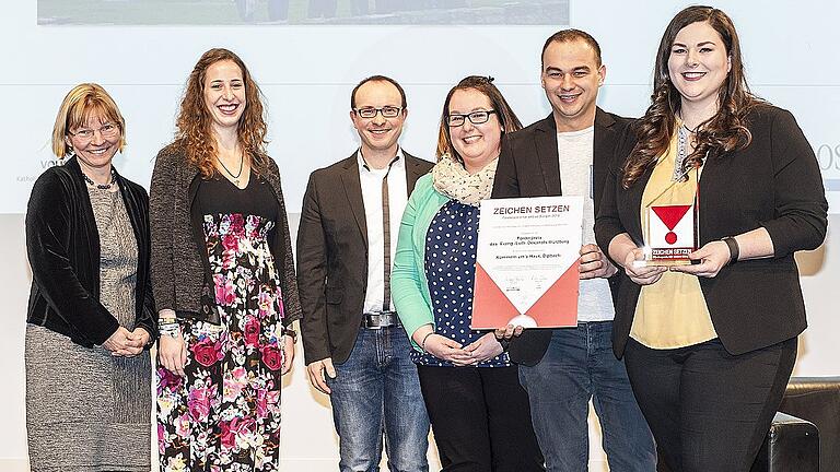 Den Preis des Evangelisch-Lutherischen Dekanats Würzburg überreichte Dekanin Edda Weise an Rebekka Hettrich, Simon Eisenbacher, Christiane Eisenbacher, René Pröstler und Regina Mack (Landjugendhaus Dipbach).