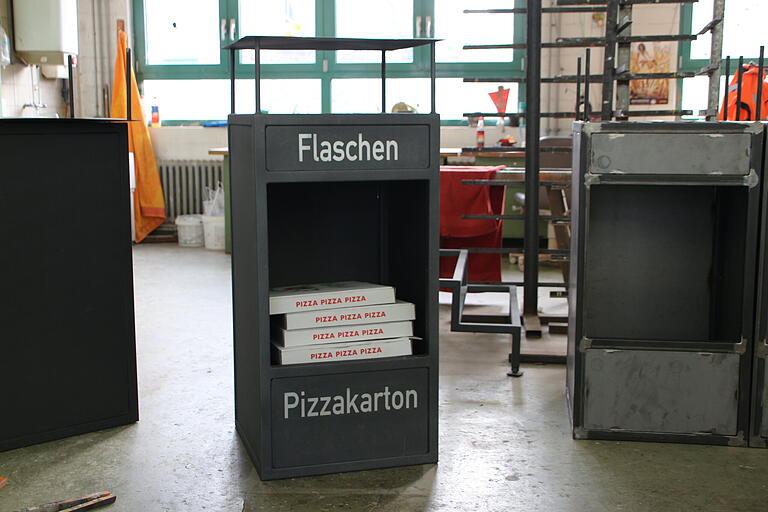 Der Bauhof in Kitzingen hat neue Mülleimer gebaut, in denen Pizzakartons und leere Flaschen entsorgt werden können.&nbsp;