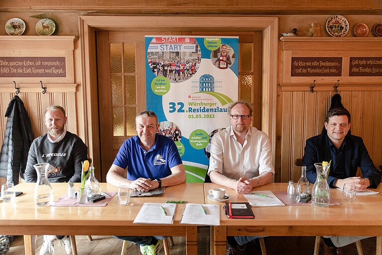 Nach einer zweijährigen pandemiebedingten Pause soll dieses Jahr der Residenzlauf wieder stattfinden. Von links: Philip Gagel, Geschäftsführer der Alten Mainmühle, Reinhard Peter, Organisationsleiter, Jens Röder, Fachbereichsleiter für Sport der Stadt Würzburg und Stefan Hebig als Vertreter des Headline Sponsors Sparkasse Mainfranken Würzburg.