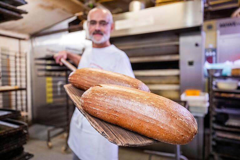 Manches, was Harald Beck dieser Tage macht, tut er ganz bewusst – denn vieles davon tut er zum letzten Mal. Stollen backen zum Beispiel. Brote gibt es dagegen bis zum Schluss.