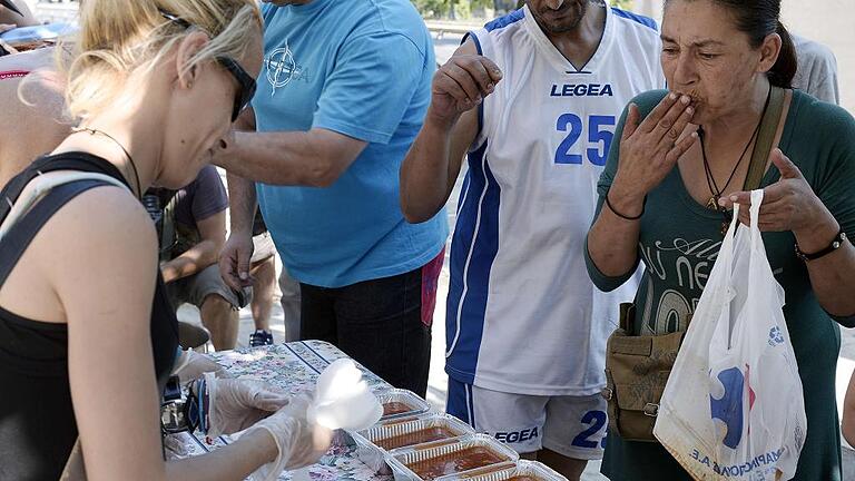 GREECE-EU-POLITICS-DEBT-SOCIAL       -  Die Suppenküchen haben in Athen Hochkonjunktur: Immer mehr griechische Bürger sind auf kostenlose Verpflegung angewiesen.