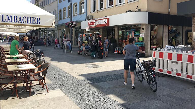 Vorbildlich: Eine Fahrradfahrerin schiebt ihr Rad am Dienstagmittag durch die Spitalstraße. Werktags darf dort zwischen 11 und 18 Uhr kein Rad gefahren werden.