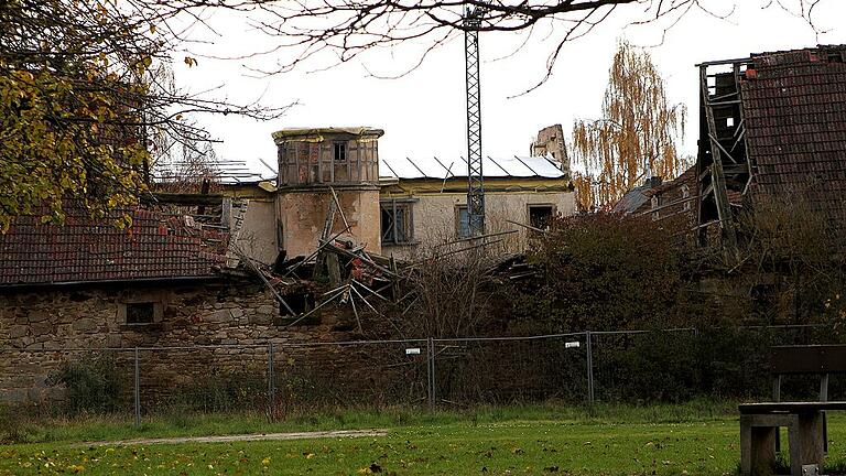 Die Stallungen sind schon eingebrochen und das Hauptgebäude des Schlosses ist mit einer Dachhaut abgedeckt.