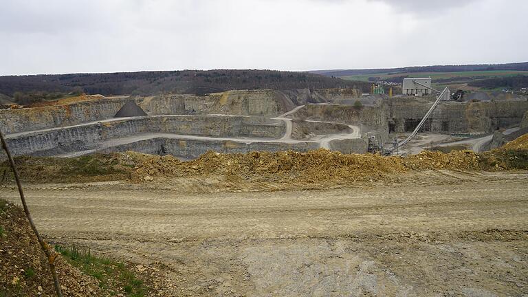 Im Steinbruch der Firma Benkert bei Roßbrunn wird Muschelkalk abgebaut und Gesteinsschichten immer wieder gesprengt. Sind die Detonationen so stark, dass sie im benachbarten Greußenheim Schäden verursachen können?