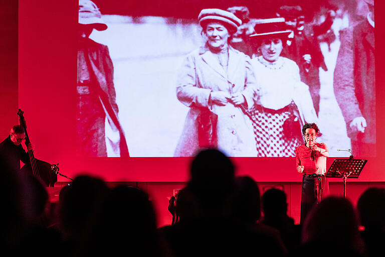 Das bürgerliche Lager nannte sie 'Blutige Rosa': Rosa Luxemburg (auf der Projektion rechts), Gegenstand des neuen Programms des Duos Bassion mit Birgit Süss und Klaus Ratzek.