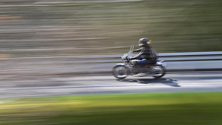 Ein Motorradfahrer lieferte sich mit der Polizei eine Verfolgungsjagd in Würzburg und erreichte dabei Spitzengeschwindigkeiten von über 230 km/h. (Symbolfoto) Ein Motorradfahrer lieferte sich mit der Polizei eine Verfolgungsjagd in Würzburg und erreichte dabei Spitzengeschwindigkeiten von über 230 km/h. (Symbolfoto) 