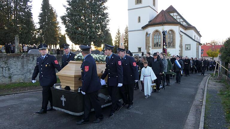 Mit einem nicht enden wollenden Trauerzug durch Burgpreppach wurde der Sarg des verstorbenen Bürgermeisters Hermann Niediek zum Friedhof geleitet. Mit einem nicht enden wollenden Trauerzug durch Burgpreppach wurde der Sarg des verstorbenen Bürgermeisters Hermann Niediek zum Friedhof geleitet.