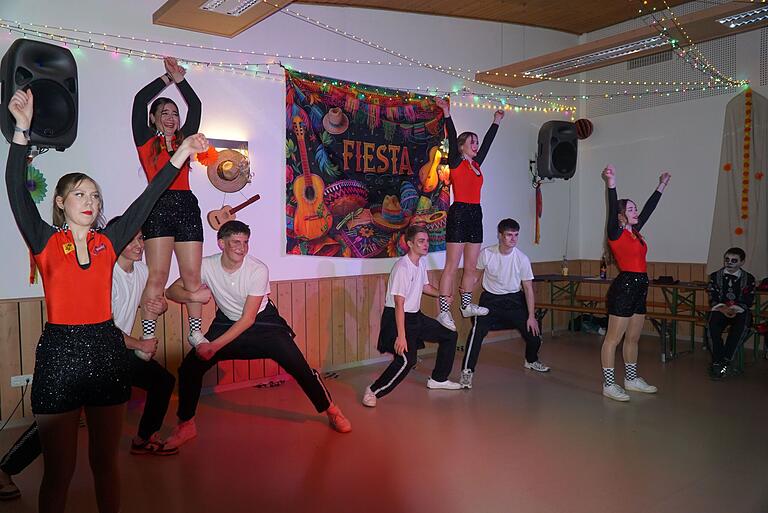 Die Mittlere Tanzcrew Wolfsmünster bei ihren Darbietungen im Showtanz Die Mittlere Tanzcrew Wolfsmünster bei ihren Darbietungen im Showtanz