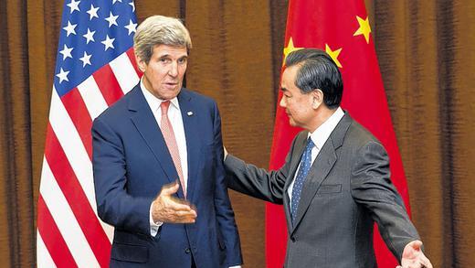 Positive Gesprächsatmosphäre: US-Außenminister John Kerry und sein chinesischer Amtskollege Wang Yi am Freitag in Peking. Positive Gesprächsatmosphäre: US-Außenminister John Kerry und sein chinesischer Amtskollege Wang Yi am Freitag in Peking.