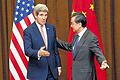 Positive Gesprächsatmosphäre: US-Außenminister John Kerry und sein chinesischer Amtskollege Wang Yi am Freitag in Peking.