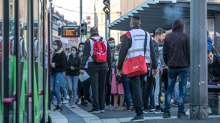 Am Hauptbahnhof und am Busbahnhof in Würzburg herrschte am ersten Schultag morgens reger Verkehr. Am Hauptbahnhof und am Busbahnhof in Würzburg herrschte am ersten Schultag morgens reger Verkehr.