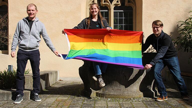 Die KjG-Diözesanleitung setzt ein Zeichen für die Segnung gleichgeschlechtlicher Partnerschaften. Die KjG-Diözesanleitung setzt ein Zeichen für die Segnung gleichgeschlechtlicher Partnerschaften.
