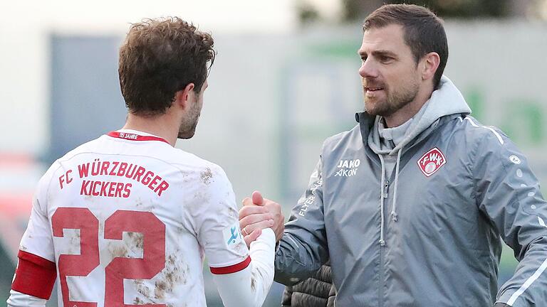 Kickers-Trainer Marco Wildersinn (rechts) kann im Pokal-Halbfinale womöglich wieder auf Routinier Daniel Hägele setzen. Kickers-Trainer Marco Wildersinn (rechts) kann im Pokal-Halbfinale womöglich wieder auf Routinier Daniel Hägele setzen.