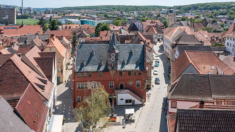 Wird das Rathaus um ein Nebengebäude in der Hauptstraße erweitert? Die Entscheidung darüber soll erst nach der Sommerpause fallen. Wird das Rathaus um ein Nebengebäude in der Hauptstraße erweitert? Die Entscheidung darüber soll erst nach der Sommerpause fallen.