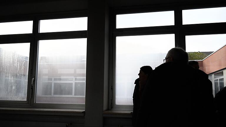 Die Kreisausschüsse für Bildung und Bauen besichtigten Gymnasium und Realschule in Marktheidenfeld und machten sich ein Bild über den Zustand der Gebäude - im Bild sind 'blinde' Fenster im Gymnasium zu sehen.