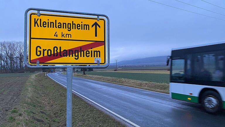 Die Straße zwischen Großlangheim und Kleinlangheim wird auf rund vier Kilometern erneuert. Die Straße zwischen Großlangheim und Kleinlangheim wird auf rund vier Kilometern erneuert.