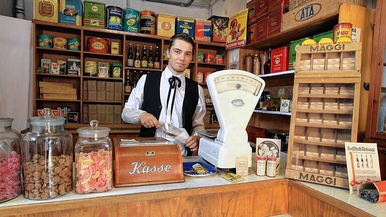 Nostalgisches Einkaufserlebnis: Im alten Kramerladen verkauft Julius Pfreundschuh beim Michaelismarkt in Neubrunn wieder Bonbons aus dem Glas. Nostalgisches Einkaufserlebnis: Im alten Kramerladen verkauft Julius Pfreundschuh beim Michaelismarkt in Neubrunn wieder Bonbons aus dem Glas.