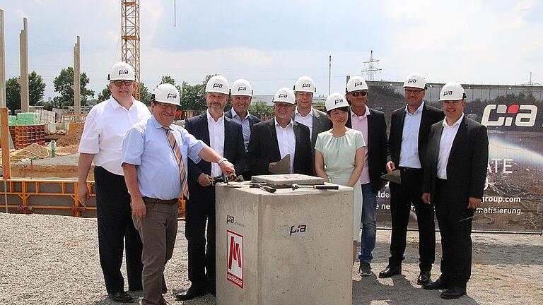 Es ist geschafft, der Grundstein ist gelegt: Es freuen sich (von links) Michael Roesnick vom Pia-Beirat, stellvertretender Landrat Josef Demar, Johann Linden, Geschäftsführer der PIA-Holding, Bürgermeister Bruno Altrichter, PIA-Geschäftsführer Günter Brosch, Preh-Geschäftsführer Christoph Hummel, Mei Wu vom PIA-Beirat, Planer Mathias Jansche, Jürgen Ziegler von PIA Bad Neustadt und Thomas Ernst von der PIA-Holding. Es ist geschafft, der Grundstein ist gelegt: Es freuen sich (von links) Michael Roesnick vom Pia-Beirat, stellvertretender Landrat Josef Demar, Johann Linden, Geschäftsführer der PIA-Holding, Bürgermeister Bruno Altrichter, PIA-Geschäftsführer Günter Brosch, Preh-Geschäftsführer Christoph Hummel, Mei Wu vom PIA-Beirat, Planer Mathias Jansche, Jürgen Ziegler von PIA Bad Neustadt und Thomas Ernst von der PIA-Holding.