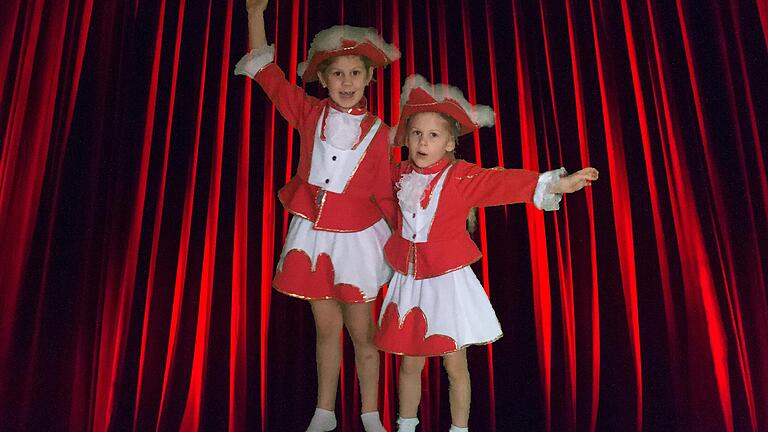 Die zwei kleinen Moderatorinnen Emilia (6) und Luise (4) Rack führen durch das Programm der 1. KCW-Online-Kindersitzung.