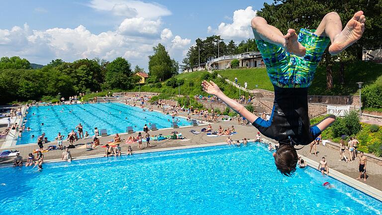 Kunststücke vom Sprungturm im Terrassenschwimmbad Bad Kissingen.