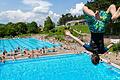 Kunststücke vom Sprungturm im Terrassenschwimmbad Bad Kissingen.