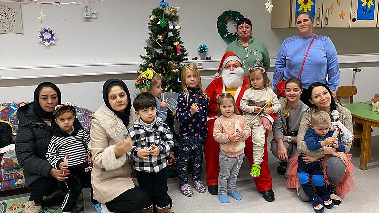 Die Kinder des Kinderhaus Ledward und die Familien aus dem Projekt 'Lebenswirklichkeit in Bayern' erlebten gemeinsam einen tollen Nikolaustag.