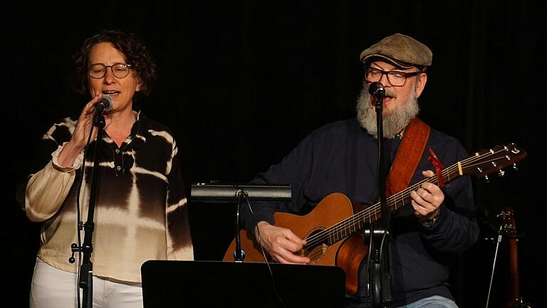 Niki Theobald (links) und weitere Musiker treten gemeinsam mit Scotty Riggins (rechts) im Theaterhaus Gerolzhofen auf. Die Auftritte finden an zwei Abenden im März statt.