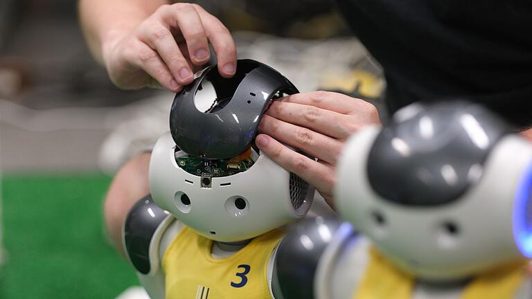 Leipziger Studenten bei Roboter-Fußball-WM - Das letzte Mal wurde die HTWK im Jahr 2018 in Montreal Weltmeister. Leipziger Studenten bei Roboter-Fußball-WM - Das letzte Mal wurde die HTWK im Jahr 2018 in Montreal Weltmeister.