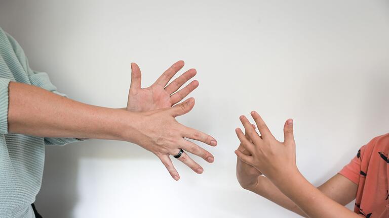 Tag der Gehörlosen - Dass ein Kind eine andere Erstsprache hat, kann durchaus eine Herausforderung im Familienalltag sein. Tag der Gehörlosen - Dass ein Kind eine andere Erstsprache hat, kann durchaus eine Herausforderung im Familienalltag sein.