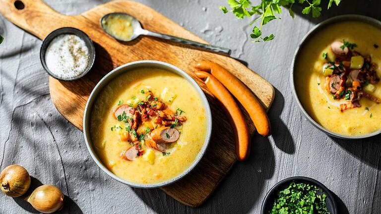 Fränkische Kartoffelsuppe - Perfekt für den Herbst: Die fränkische Kartoffelsuppe ist reich an Nährstoffen und einfach zubereitet. Fränkische Kartoffelsuppe - Perfekt für den Herbst: Die fränkische Kartoffelsuppe ist reich an Nährstoffen und einfach zubereitet.