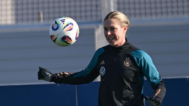 Training Frauen-Nationalmannschaft in Frankfurt am Main       -  Plötzlich beim DFB am Ball: Rebecca Knaak steht vor ihrem Länderspiel-Debüt.