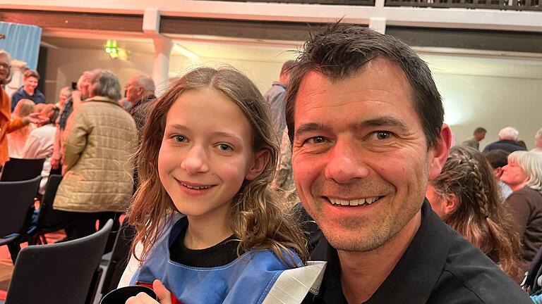 'Wunderbar', meinte am Ende der Veranstaltung der 49-jährige Andreas Wrzosak, bevor seine Tochter Anna von der Bühne aus auf ihn zukam. 'Wunderbar', meinte am Ende der Veranstaltung der 49-jährige Andreas Wrzosak, bevor seine Tochter Anna von der Bühne aus auf ihn zukam.