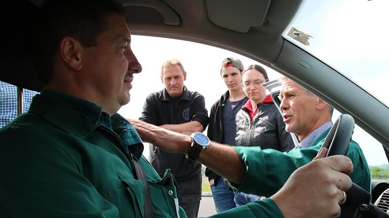 'Wer schlecht sitzt, fährt schlecht', sagt Fahrlehrer Christian Schießer (rechts), deshalb zeigt er mit Verkehrserzieher Matthias Kleren (links) zu Beginn des Trainings, wie Sitz und Lenkrad richtig eingestellt werden.  Foto: Ralf Ruppert       -  'Wer schlecht sitzt, fährt schlecht', sagt Fahrlehrer Christian Schießer (rechts), deshalb zeigt er mit Verkehrserzieher Matthias Kleren (links) zu Beginn des Trainings, wie Sitz und Lenkrad richtig eingestellt werden.  Foto: Ralf Ruppert