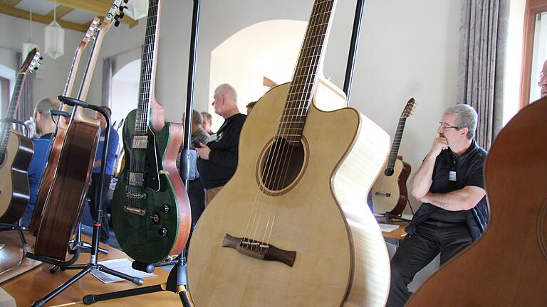 Zum dritten Mal hat Gitarrenbauer Hermann Gräfe zusammen mit Kultur e.V. zu den „Saitenblicken“, einem offenen Forum für den Amateurgitarrenbau, nach Rügheim eingeladen. Meist aus dem süddeutschen Raum, aber auch aus der Uckermark und der Grazer Ecke in Österreich reisten die Hobbybauer an. Der Großteil von ihnen gehört zu den inzwischen weit über 100 Kursteilnehmern, die in der Gitarrenbauwerkstatt in Lendershausen unter Gräfes Anleitung ihr „Trauminstrument“ gebaut haben.
